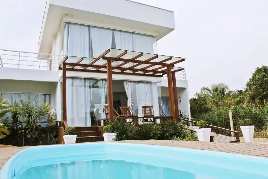 Casa com 3 Quartos para Alugar, 150 m² por R$ 1.100/Dia Avenida Rubi, 142 - Mariscal, Bombinhas - SC