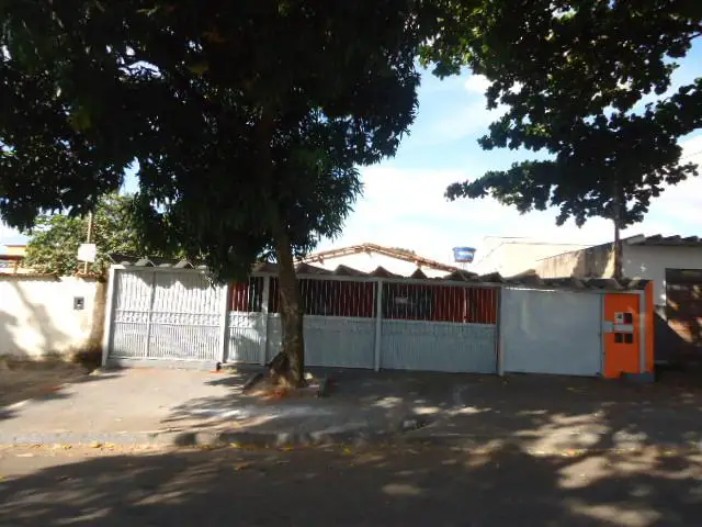Casa com 3 Quartos para Alugar, 427 m² por R$ 750/Mês Avenida Mantiqueira - Setor Urias Magalhães, Goiânia - GO