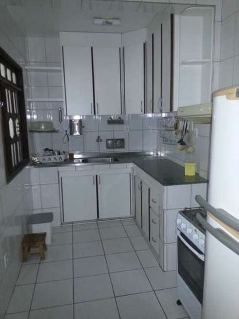 Casa com 2 Quartos para Alugar, 80 m² por R$ 2.000/Mês Itapuã, Salvador - BA