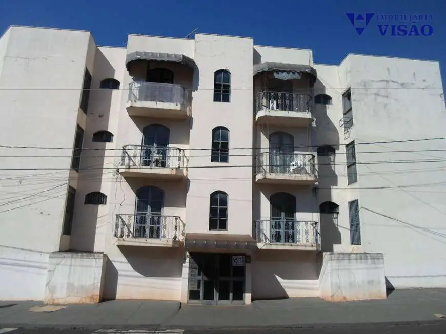 Apartamento com 3 Quartos para Alugar, 110 m² por R$ 1.200/Mês São Benedito, Uberaba - MG