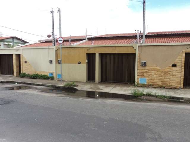 Casa com 3 Quartos para Alugar por R$ 1.600/Mês Avenida José Leon, 2107 - Cidade dos Funcionários, Fortaleza - CE