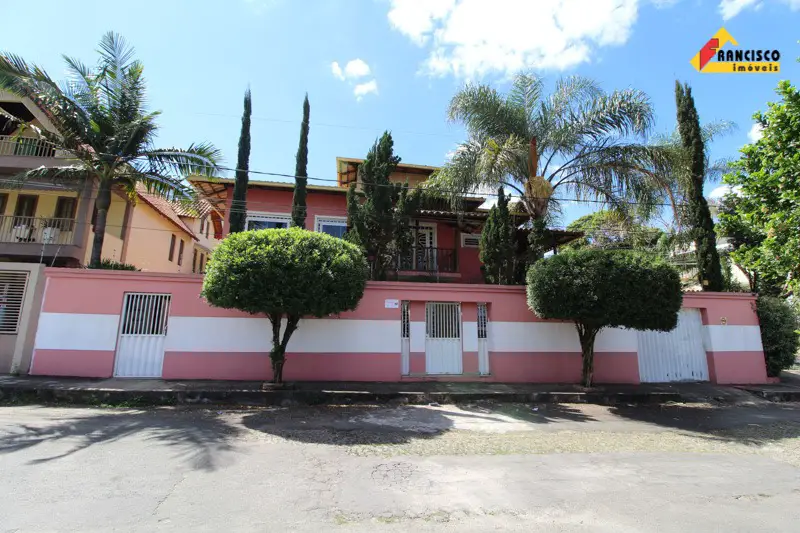 Casa com 4 Quartos para Alugar, 240 m² por R$ 4.000/Mês Santa Clara, Divinópolis - MG