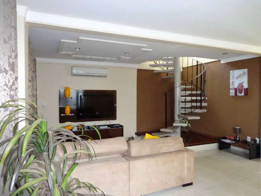 Casa com 3 Quartos à Venda, 163 m² por R$ 340.000 Chácara dos Pinheiros, Cuiabá - MT
