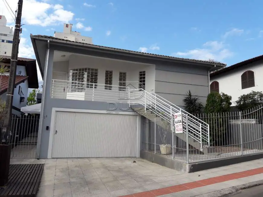 Casa com 3 Quartos para Alugar por R$ 2.500/Mês Comerciario, Criciúma - SC