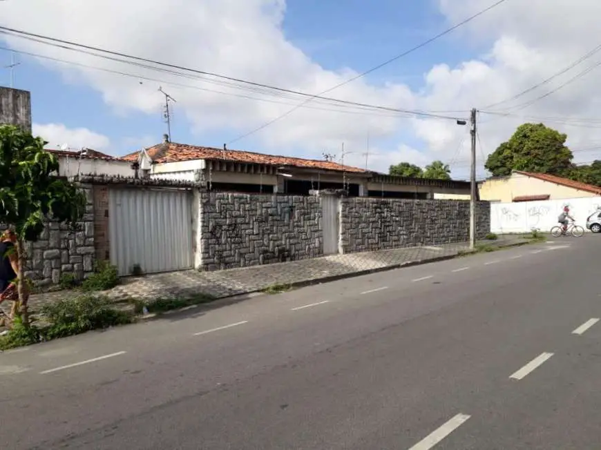 Casa com 4 Quartos à Venda, 246 m² por R$ 600.000 Montese, Fortaleza - CE