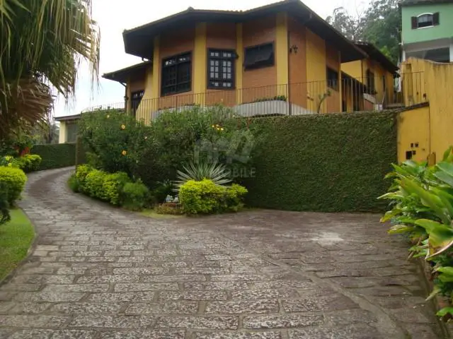 Casa com 4 Quartos para Alugar, 300 m² por R$ 5.000/Mês Castelanea, Petrópolis - RJ