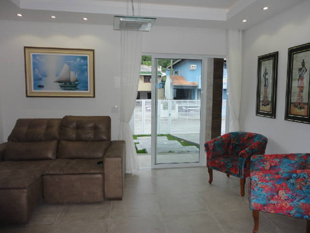 Casa com 3 Quartos para Alugar, 100 m² por R$ 1.300/Dia Rua Juazeiro, 100 - Canto Grande, Bombinhas - SC