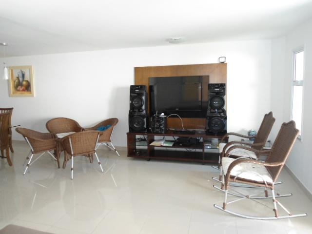 Casa com 3 Quartos à Venda, 208 m² por R$ 550.000 Edson Queiroz, Fortaleza - CE
