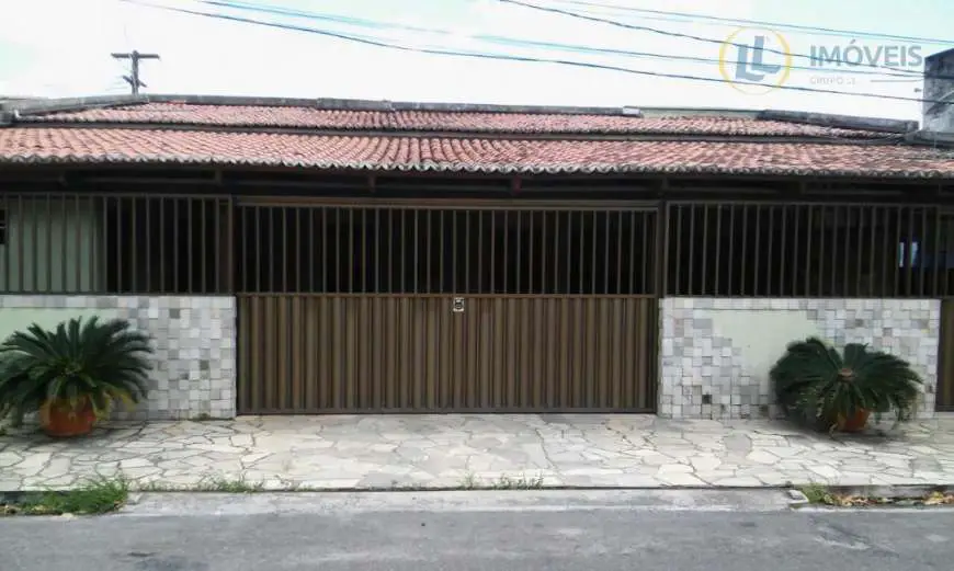 Casa com 3 Quartos à Venda, 170 m² por R$ 250.000 Rua das Hortências - Centro, Parnamirim - RN
