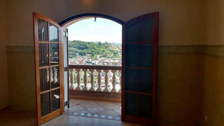 Casa com 2 Quartos para Alugar, 160 m² por R$ 1.700/Mês Jordanésia, Cajamar - SP