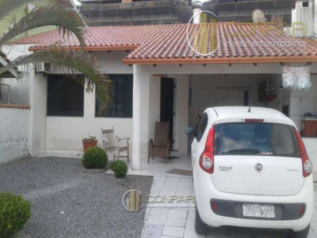 Casa com 3 Quartos à Venda, 106 m² por R$ 550.000 Meia Praia, Itapema - SC