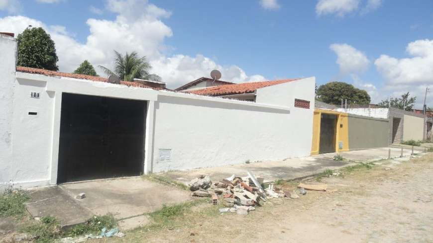 Casa com 3 Quartos para Alugar, 200 m² por R$ 800/Mês Rua Três - Itaperi, Fortaleza - CE