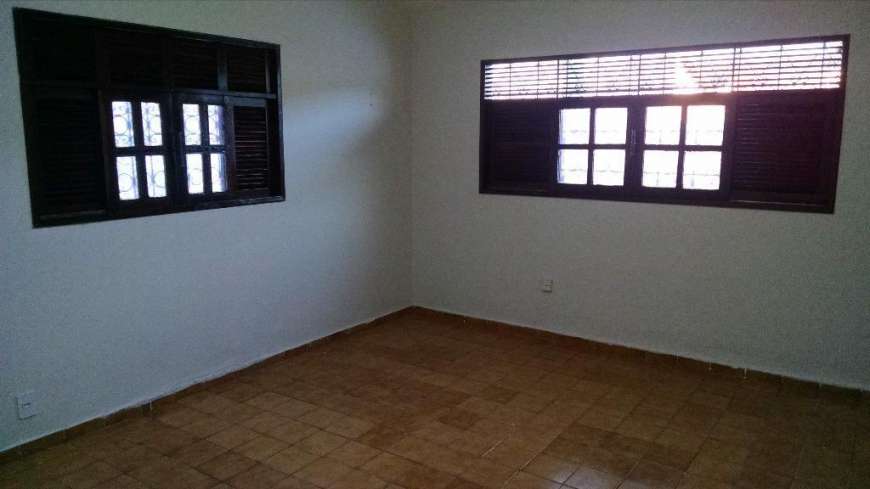 Apartamento com 3 Quartos para Alugar, 180 m² por R$ 1.600/Mês Candelária, Natal - RN