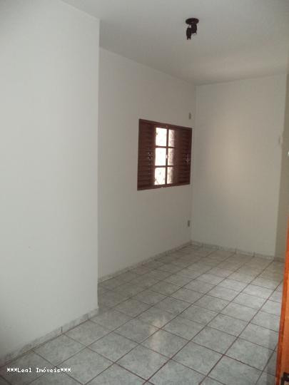 Apartamento com 2 Quartos para Alugar por R$ 750/Mês Jardim Bongiovani, Presidente Prudente - SP