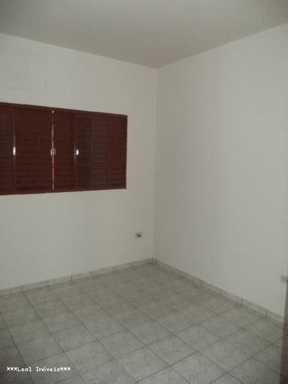Apartamento com 2 Quartos para Alugar por R$ 700/Mês Jardim Bongiovani, Presidente Prudente - SP