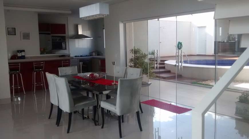Sobrado com 3 Quartos à Venda, 253 m² por R$ 930.000 Vila Nasser, Campo Grande - MS