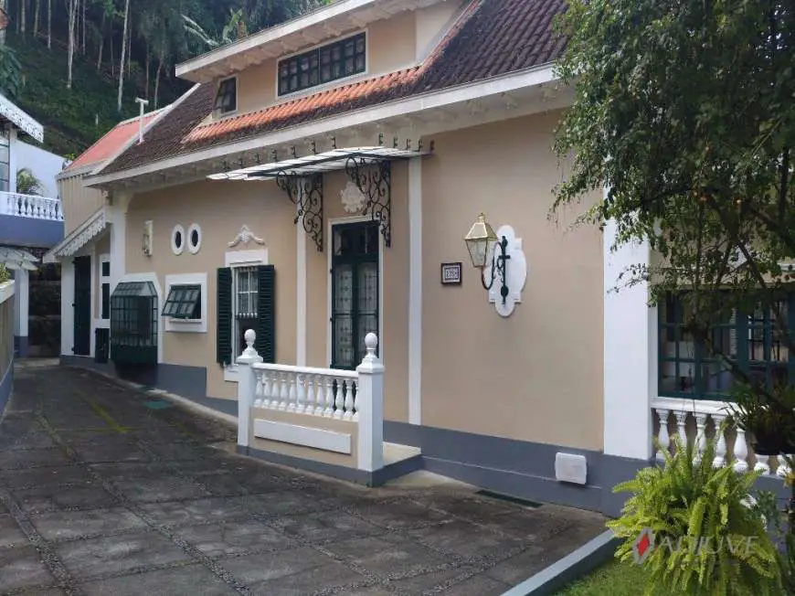 Casa com 4 Quartos à Venda por R$ 2.500.000 Quarteirão Ingelhein, Petrópolis - RJ