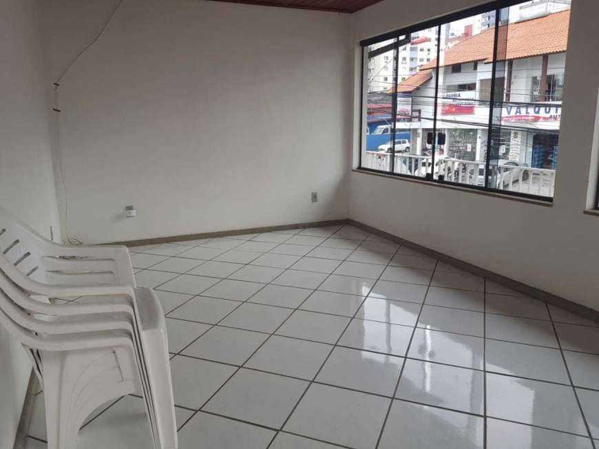 Casa com 4 Quartos para Alugar, 207 m² por R$ 2.500/Mês Avenida Governador Jorge Lacerda, 942 - Campinas, São José - SC