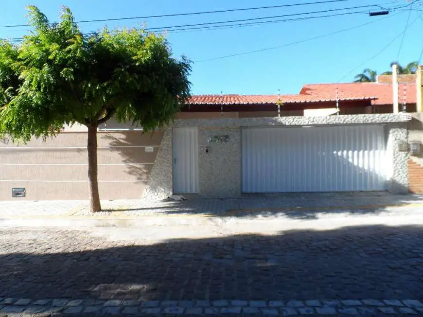 Casa com 3 Quartos à Venda, 210 m² por R$ 570.000 Avenida Antônio Basílio - Morro Branco, Natal - RN