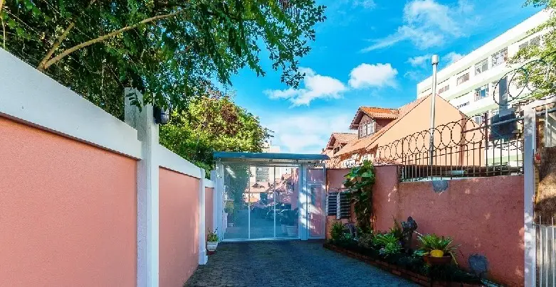 Casa com 3 Quartos para Alugar, 130 m² por R$ 2.500/Mês Rua Doutor Barcelos, 931 - Tristeza, Porto Alegre - RS