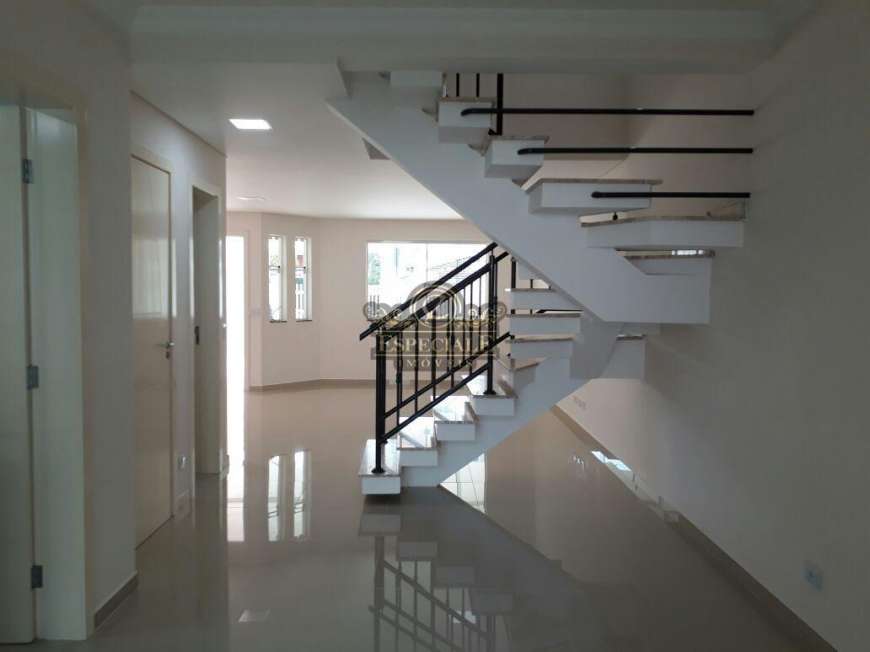 Casa com 4 Quartos para Alugar, 245 m² por R$ 4.900/Mês Água Verde, Curitiba - PR