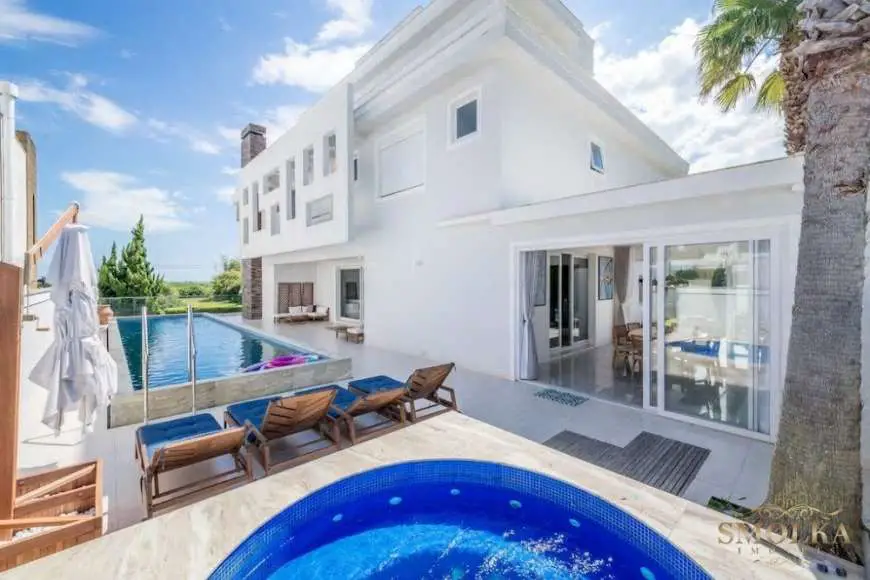 Casa com 4 Quartos à Venda, 636 m² por R$ 12.000.000 Rua dos Tambaquis, 420 - Jurerê Internacional, Florianópolis - SC