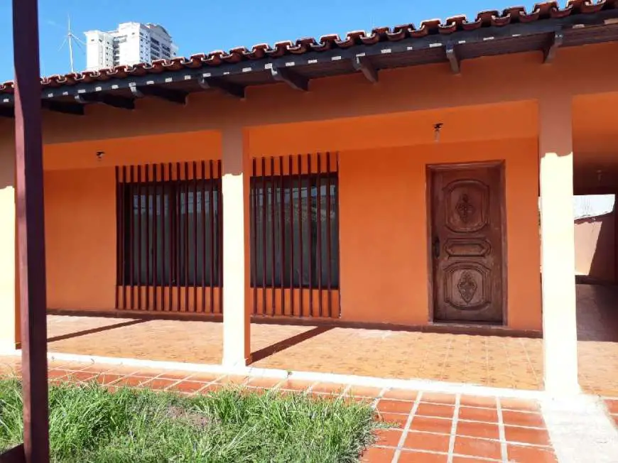 Casa com 3 Quartos para Alugar, 200 m² por R$ 2.500/Mês Jardim das Américas, Cuiabá - MT