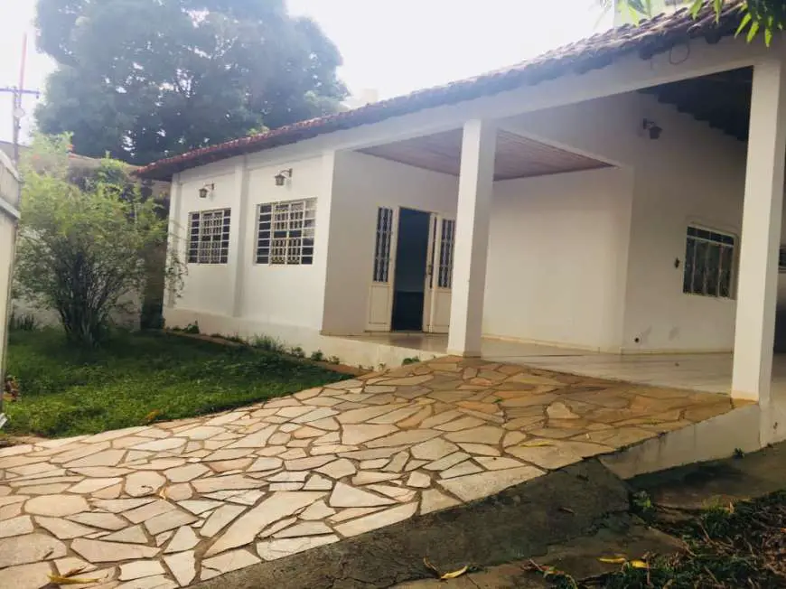 Casa com 3 Quartos à Venda, 307 m² por R$ 690.000 Rua Marechal Zenóbio da Costa - Duque de Caxias, Cuiabá - MT
