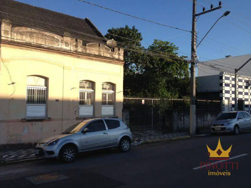 Casa com 2 Quartos para Alugar, 480 m² por R$ 2.500/Mês Centro, Itajaí - SC
