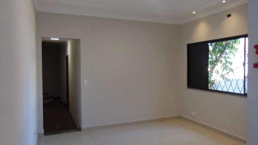 Casa com 2 Quartos para Alugar, 190 m² por R$ 2.100/Mês Rua Victor Meirelles - Country, Cascavel - PR