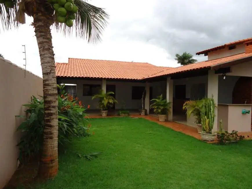 Casa com 4 Quartos à Venda, 250 m² por R$ 500.000 Centro, Tangará da Serra - MT