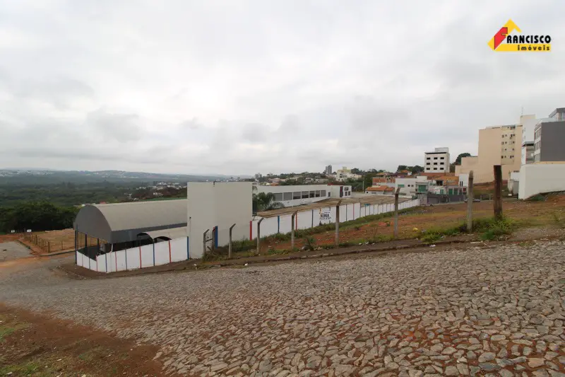 Lote/Terreno para Alugar por R$ 1.300/Mês Rua Campos Gerais - São José, Divinópolis - MG