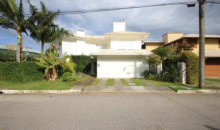Casa com 3 Quartos para Alugar, 252 m² por R$ 6.800/Mês Rua do Guapuruvu, 19 - Lagoa da Conceição, Florianópolis - SC