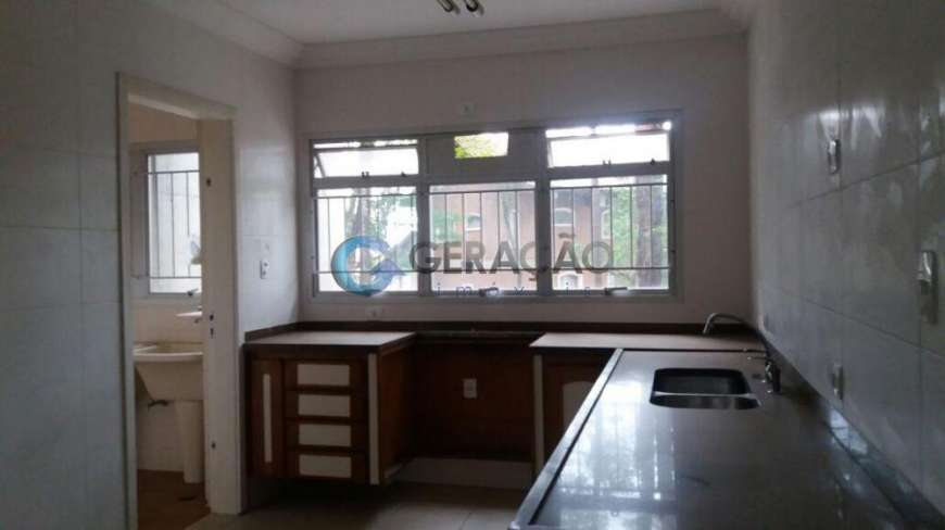 Apartamento com 4 Quartos para Alugar, 220 m² por R$ 3.500/Mês Jardim Apolo, São José dos Campos - SP