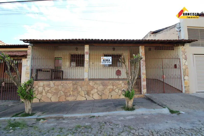Casa com 3 Quartos para Alugar, 140 m² por R$ 900/Mês Rua Itajubá, 353 - Bom Pastor, Divinópolis - MG