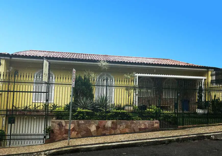 Casa com 5 Quartos para Alugar, 380 m² por R$ 5.350/Mês Bom Pastor, Juiz de Fora - MG