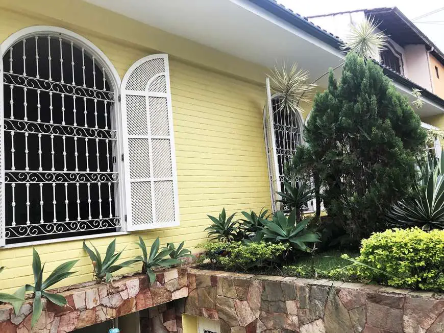 Casa com 5 Quartos para Alugar, 380 m² por R$ 5.350/Mês Bom Pastor, Juiz de Fora - MG