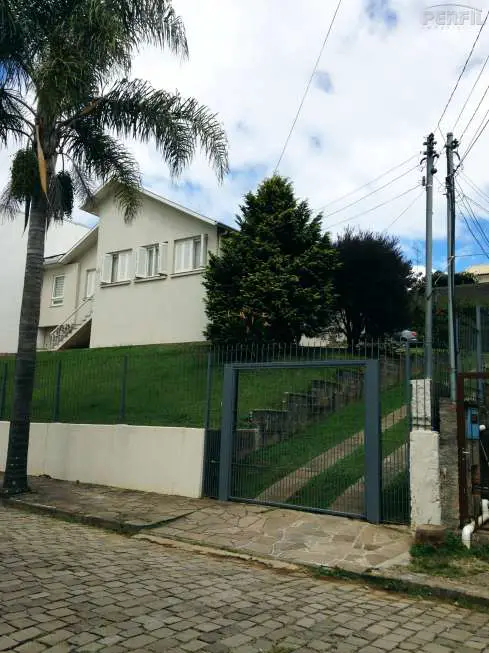 Casa com 3 Quartos à Venda, 140 m² por R$ 950.000 Rua Raposo Tavares, 188 - Sagrada Família, Caxias do Sul - RS