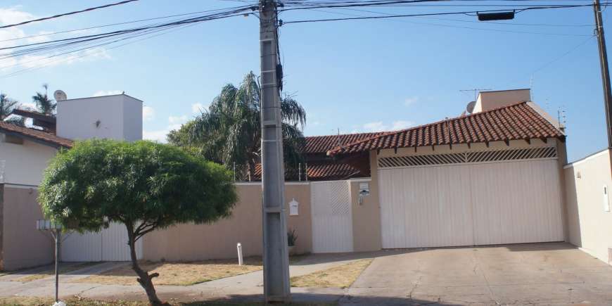 Casa com 3 Quartos para Alugar, 236 m² por R$ 3.000/Mês Rua Paranaíba, 2613 - Jardim Primaveril, Três Lagoas - MS