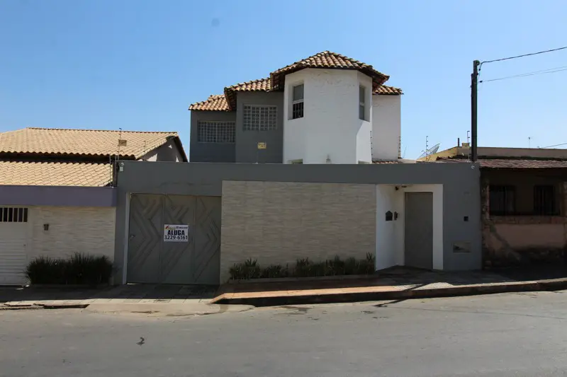 Casa com 3 Quartos para Alugar, 510 m² por R$ 2.500/Mês Rua José Afonso Micheline, 920 - Antônio Fonseca, Divinópolis - MG