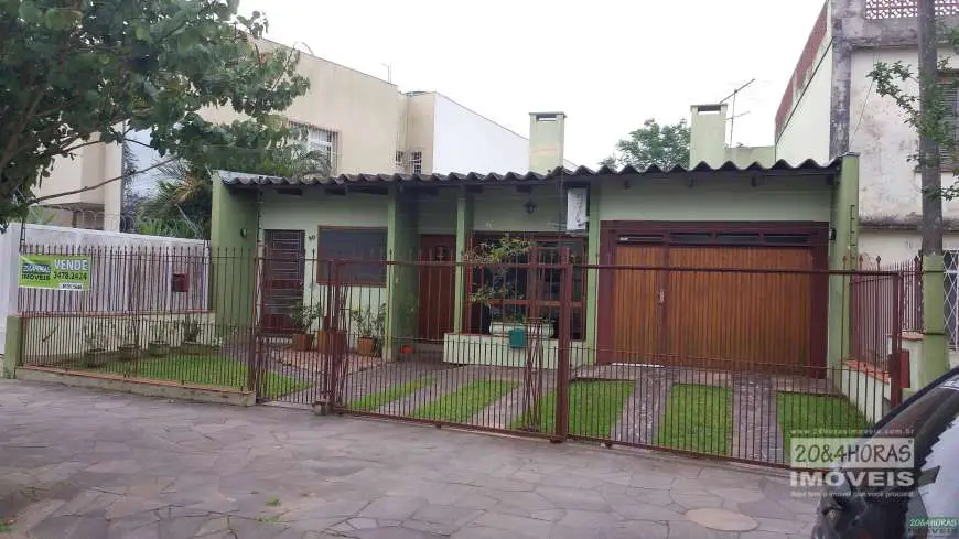 Casa com 3 Quartos à Venda, 144 m² por R$ 790.000 Travessa Padre Henrique Koehler, 90 - Anchieta, Porto Alegre - RS
