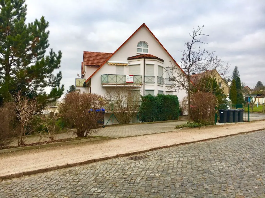 Ansicht Straßenseite -- Hochwertige Eigentumswohnung in Radebeul - Zitzschewig