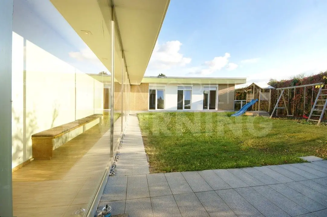 Außenansicht -- Repräsentativer und sehr großzügiger Bungalow mit 305 m² Wohnfläche