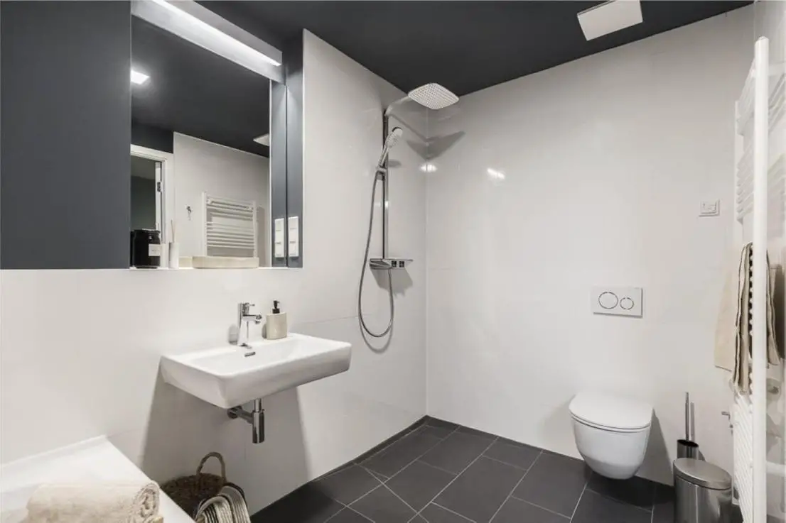 Beispiel Badezimmer -- Erstbezug in Friedrichshain - Edle 3-Zimmerwohnung