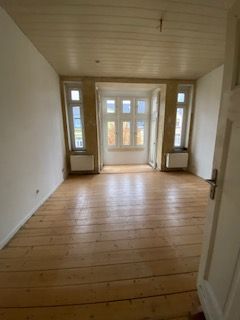 Wohnzimmer -- ***Köln-Mülheim- 4 Zimmer-Altbauwohnung mit Balkon in gepflegtem Mehrfamilienhaus zu vermieten***