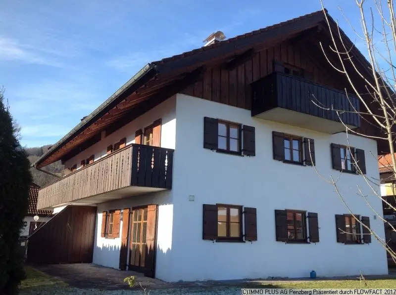 Blick auf das Haus -- Attraktive Doppelhaushälfte in Schlehdorf am Kochelsee