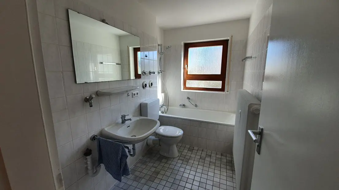 Badezimmer -- Vollständig renovierte Hochparterre-Wohnung mit zwei Zimmern, neuer Einbauküche, Balkon in Breisach