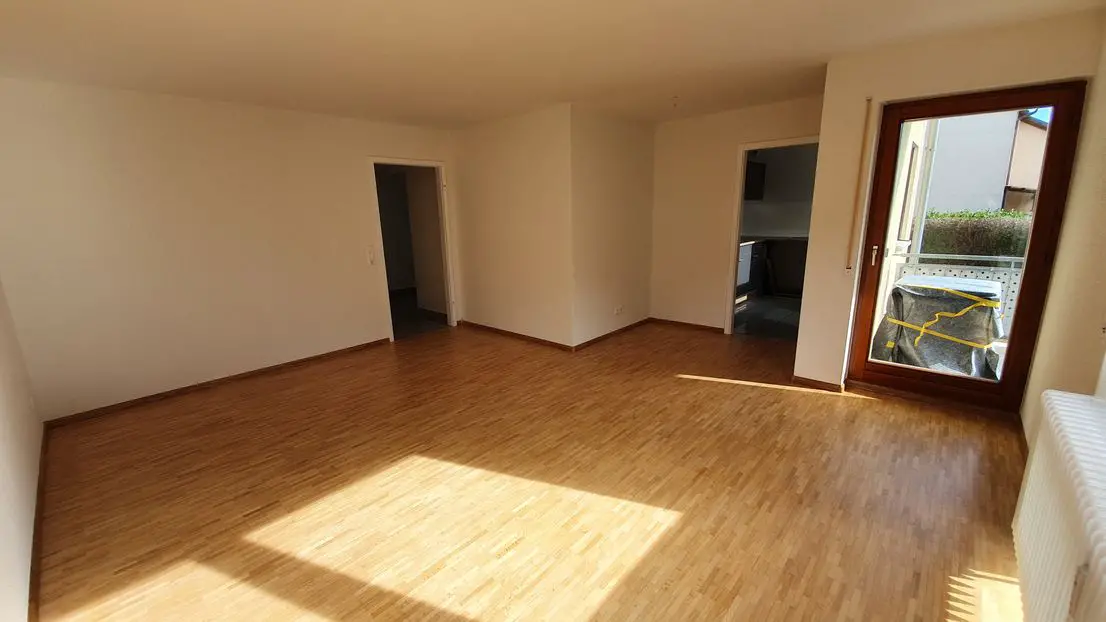 Wohnzimmer -- Vollständig renovierte Hochparterre-Wohnung mit zwei Zimmern, neuer Einbauküche, Balkon in Breisach