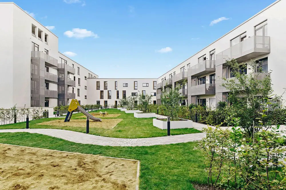 Innenhof -- ERSTBEZUG: Moderne 5-Zimmer-Wohnung mit Einbauküche und in urbaner Lage