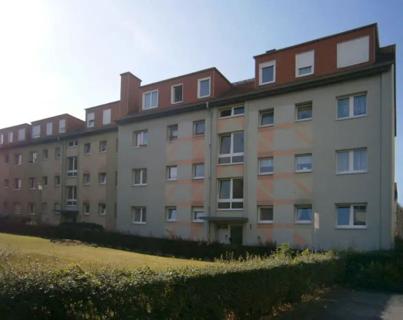 Vorderansicht Gebäude -- Gemütliche Single-Wohnung Bad Vilbel Heilsberg